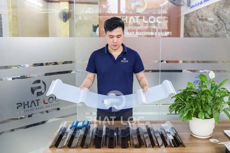 So Sánh Chi Tiết: Tôn Nhựa Lấy Sáng Loại Nào Tốt Giữa Polycarbonate, Composite, FRP Và Acrylic?