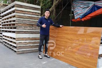 Tấm Nhựa Ốp Tường Vân Gỗ 2025 – Khả Năng Chống Nước, Chống Mối Mọt Được Đánh Giá Ra Sao?