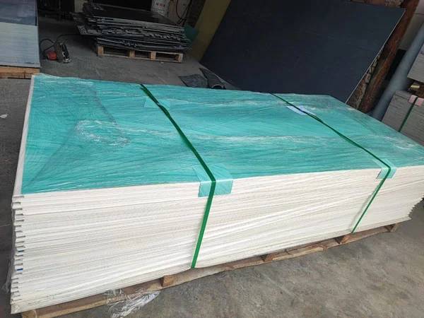 Cách chọn độ dày tấm PVC mỏng phù hợp