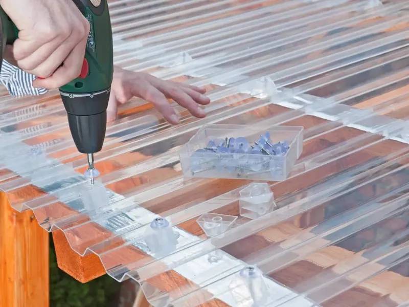 Cách ngăn ngừa mái nhựa che nắng Polycarbonate bị ố vàng