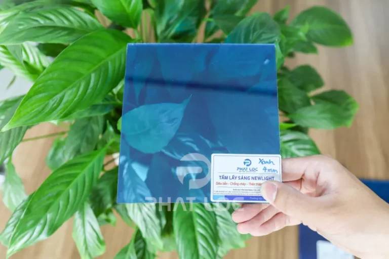 Có Nên Chọn Tấm Poly Màu Xanh Để Lợp Mái?