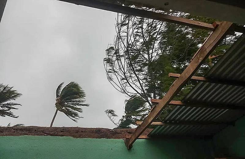 Dấu hiệu cảnh báo mái tôn dễ bị tốc mái khi gặp bão