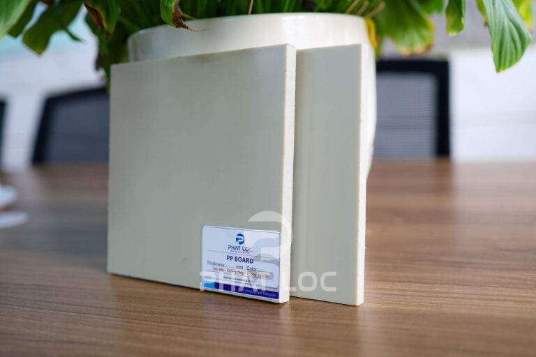 Dự báo giá tấm nhựa PP màu ghi xám cuối năm 2025