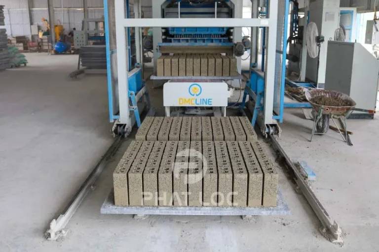 Ép gạch không nung (nhà máy vật liệu xây dựng)
