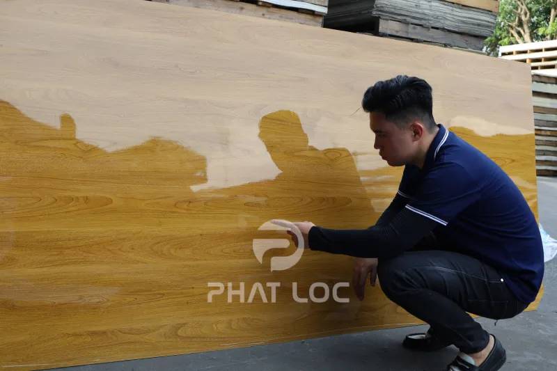 Kinh nghiệm chọn mua tấm nhựa ốp tường vân gỗ chất lượng