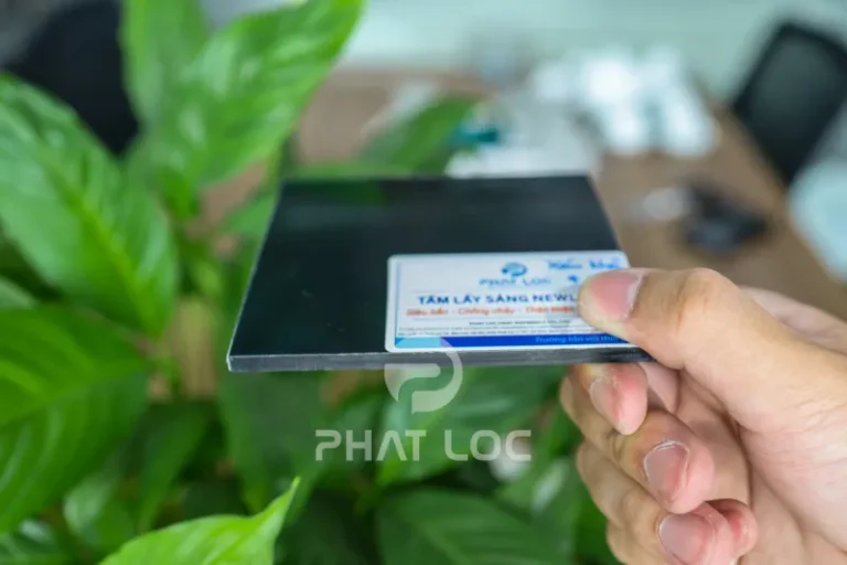 Kinh Nghiệm Chọn Mua Tấm Poly Xám Khói Không Bị Hớ Giá