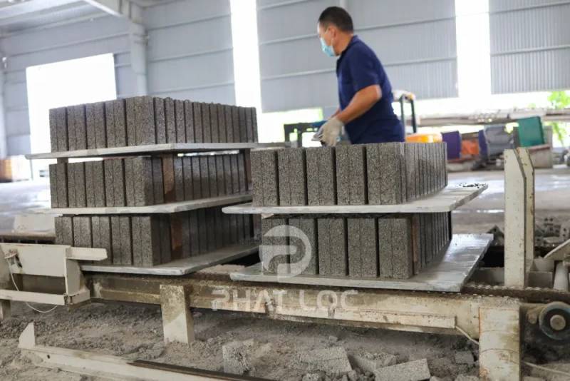 Máy sản xuất gạch không nung thủ công / mini