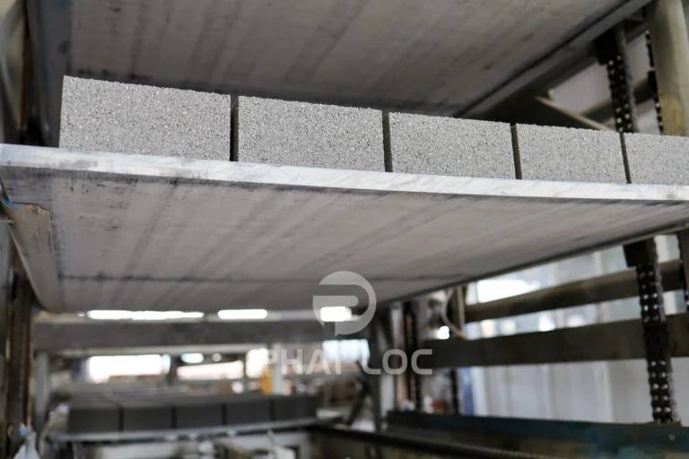 Những yếu tố ảnh hưởng đến Giá Pallet PVC Gạch Không Nung