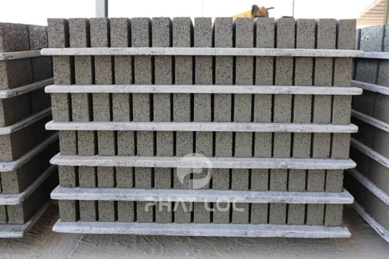 Pallet nhựa cho máy ép gạch không nung