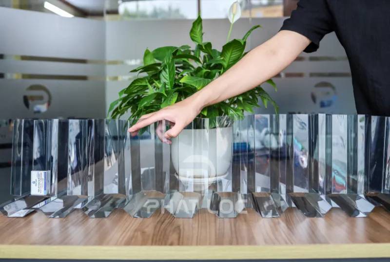 So sánh giá Poly màu xám khói Phát Lộc với thị trường