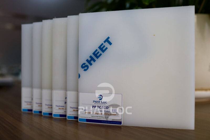 So sánh giá tấm nhựa PP trắng giữa các đơn vị cung cấp