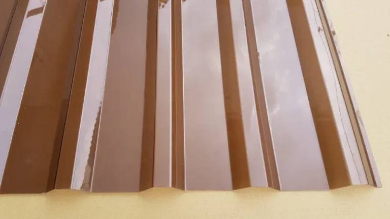 So sánh giá Tấm Poly màu trà Phát Lộc với thị trường chung