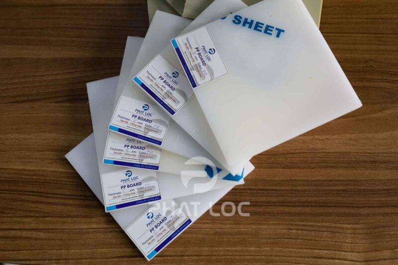 So sánh tấm nhựa PP với các vật liệu kỹ thuật khác