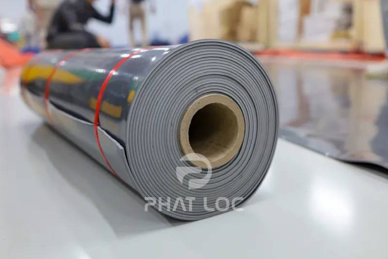 So sánh tấm trải sàn PVC với các vật liệu truyền thống