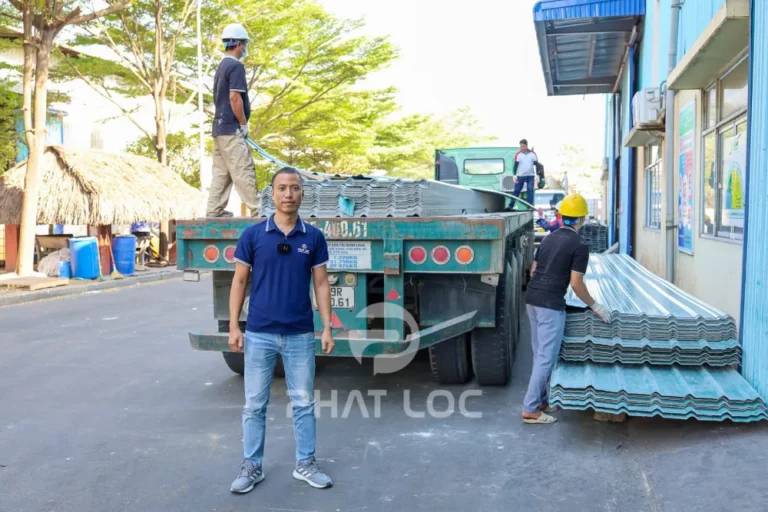 Vì sao nên hợp tác trực tiếp với nhà máy sản xuất phân phối tôn nhựa thay vì qua trung gian?