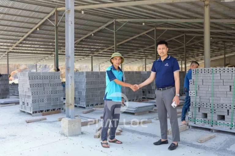 Vì sao nên hợp tác với Phát Lộc – Nhà máy sản xuất pallet nhựa ép gạch uy tín?