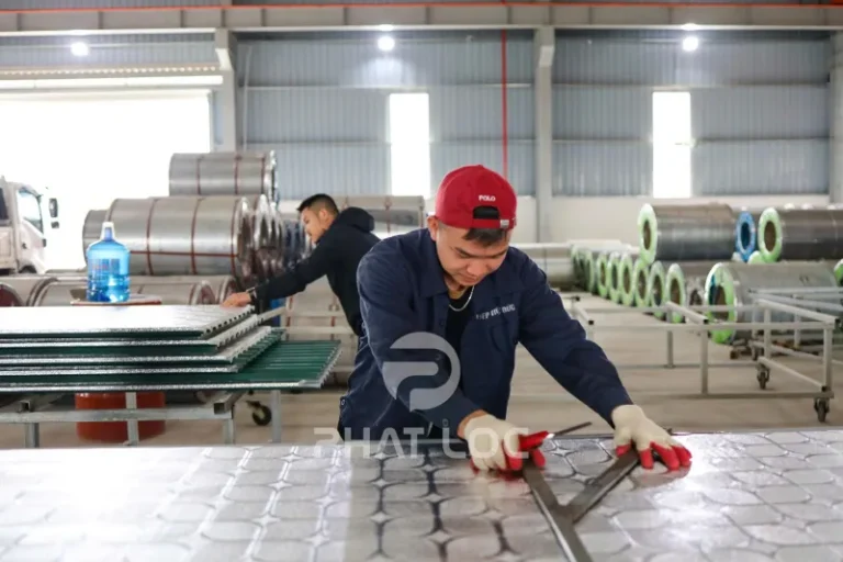Tại sao nên chọn màng bạc phủ tôn xốp tại Phát Lộc?