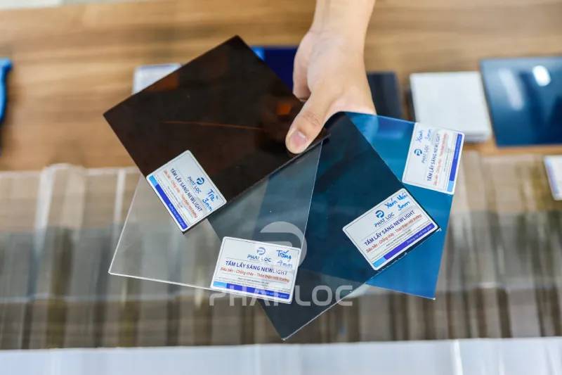 Tấm lợp Polycarbonate đặc ruột là gì?