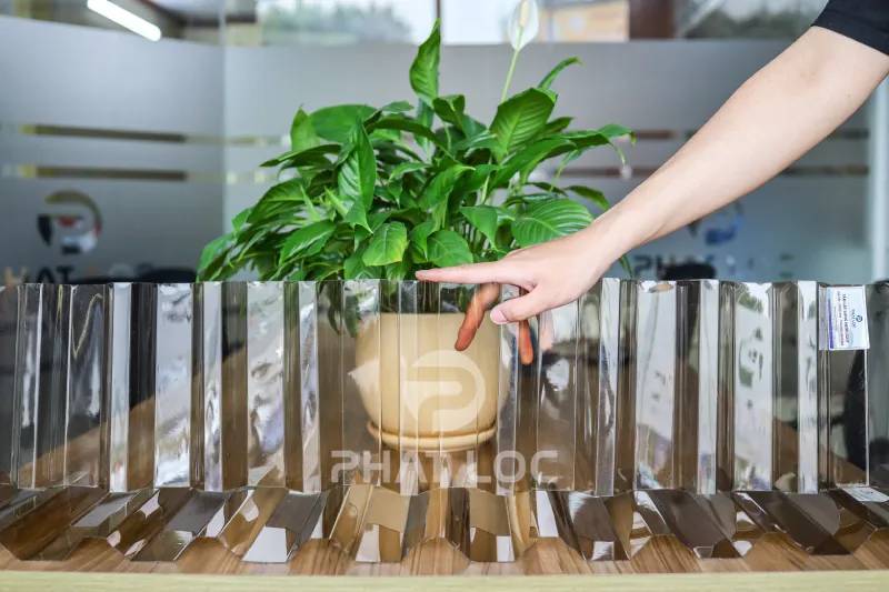 Tấm Poly màu trà là gì? Vì sao được ưa chuộng?