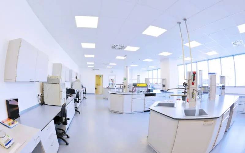 Vách ngăn – bàn thao tác – tủ kỹ thuật