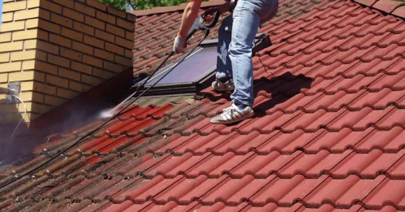 Vệ Sinh Mái Ngói Bằng Hóa Chất Chuyên Dụng