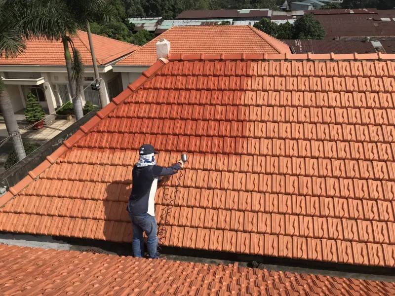 Vệ Sinh Mái Ngói Kết Hợp Sơn Chống Thấm