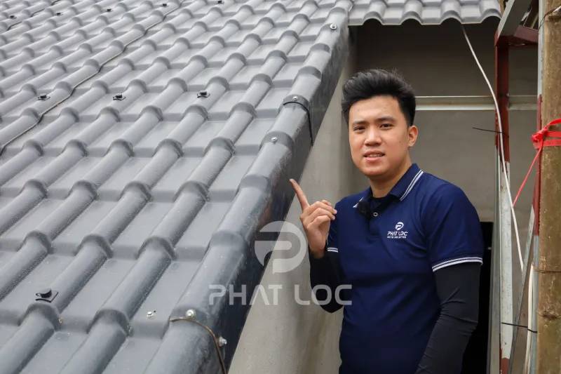 Vì sao chọn ngói nhựa màu xám đen giúp tiết kiệm chi phí?