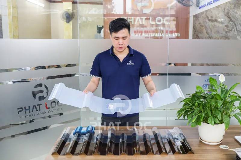 Vì Sao Nên Chọn Tôn Nhựa Lấy Sáng 11 Sóng Polycarbonate Tại Phát Lộc?