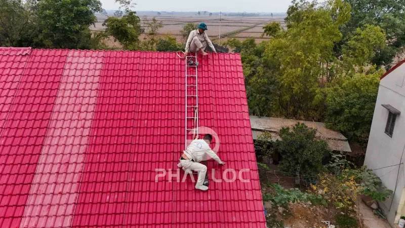Vì sao tiền công lợp ngói nhựa PVC/ASA thấp hơn?