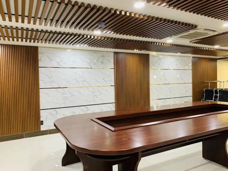 Vì sao doanh nghiệp nên chọn các mẫu vân đá PVC cho văn phòng?